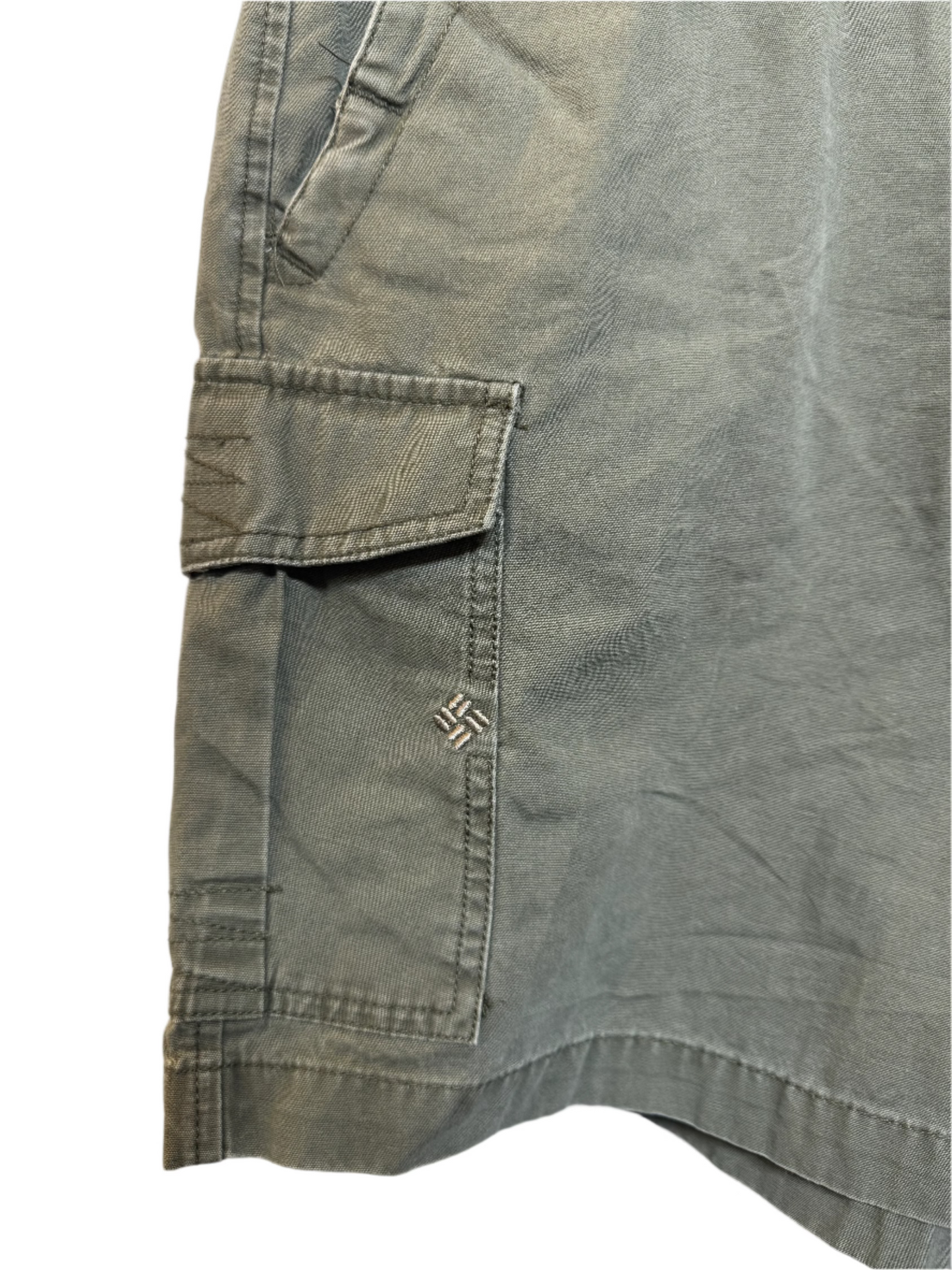 Columbia Mens Green Cargo Shorts (Size L)