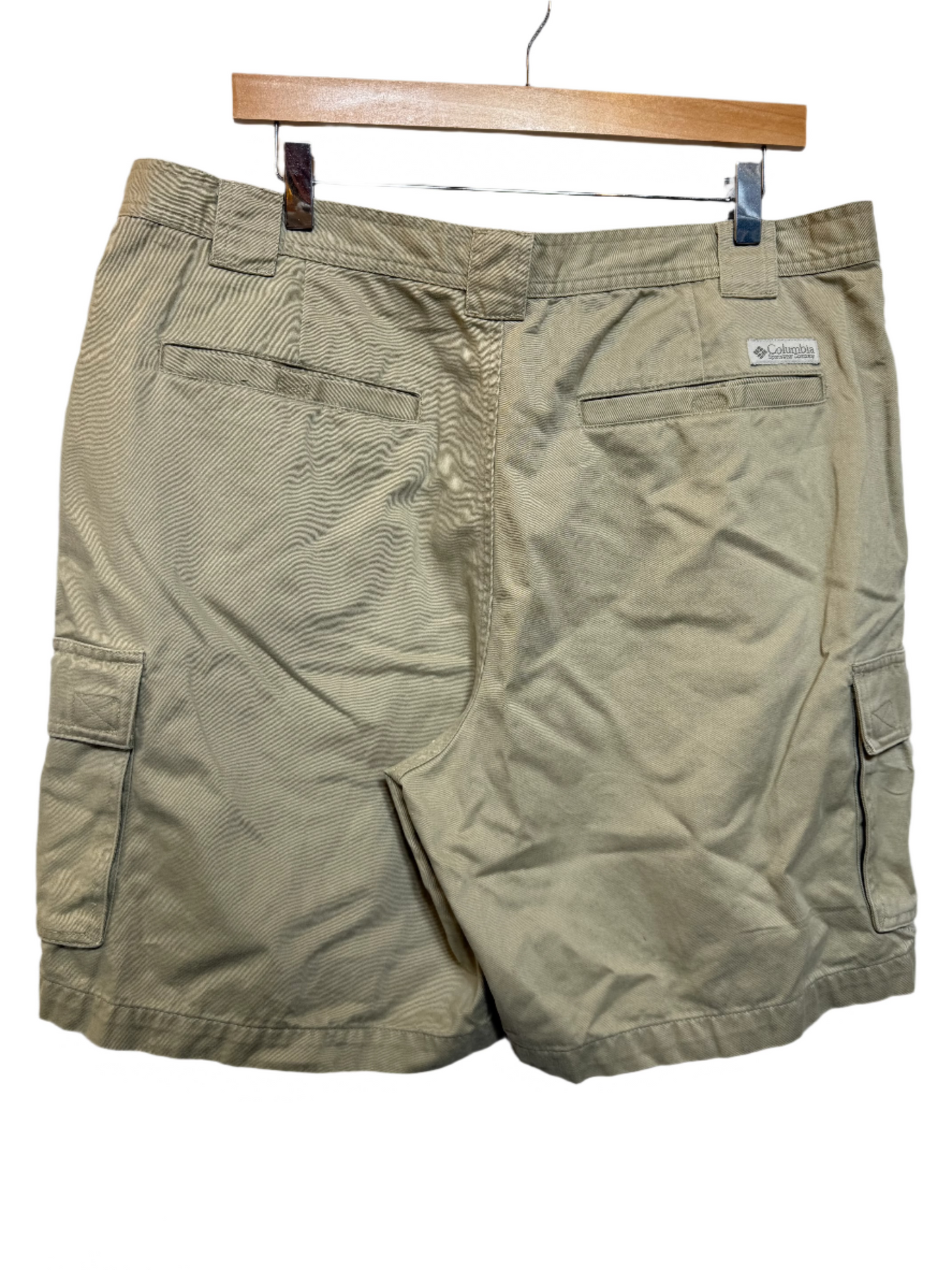 Columbia Mens Tan cargo Shorts (Size XL)