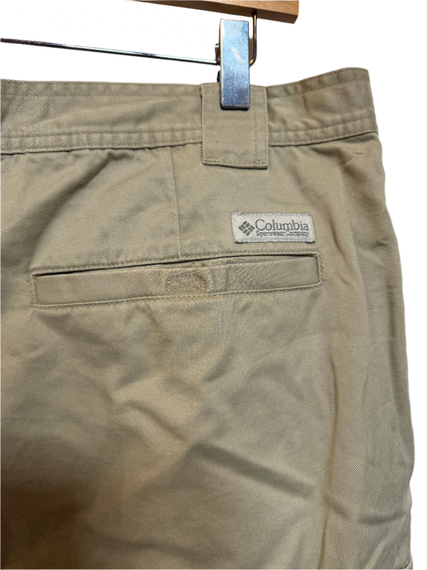 Columbia Mens Tan cargo Shorts (Size XL)