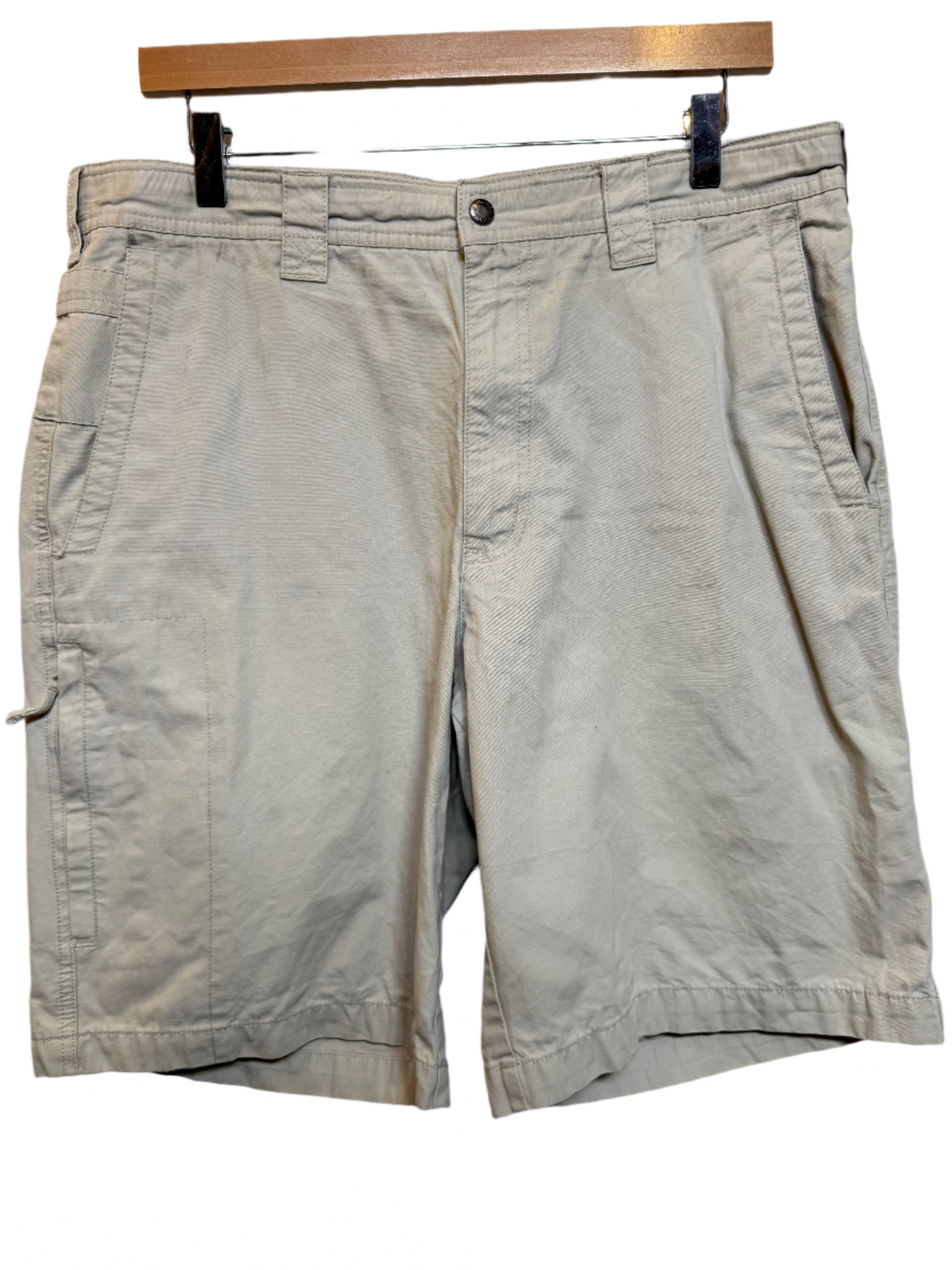 Columbia Mens Cream Cargo Shorts (Size XL)