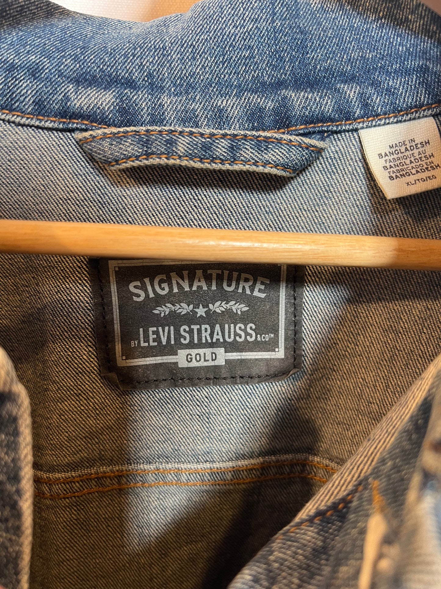 Levi Signature Blue Denim Jacket (Size XL)