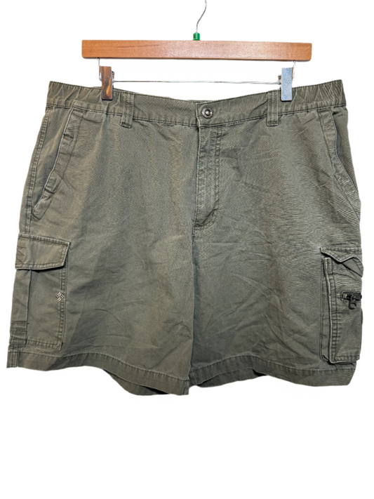 Columbia Mens Green Cargo Shorts (Size L)